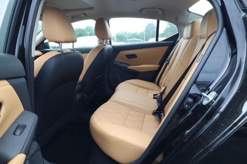 Nissan Sentra Vehicle Image 09