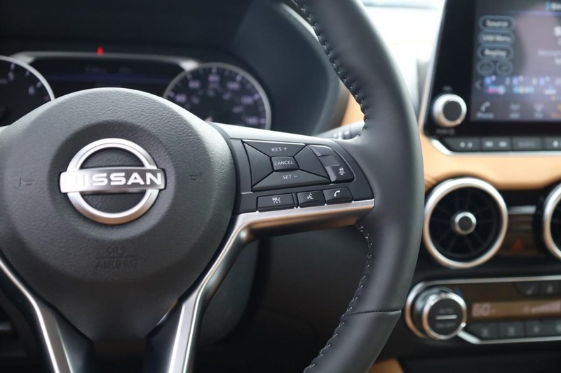 Nissan Sentra Vehicle Image 12