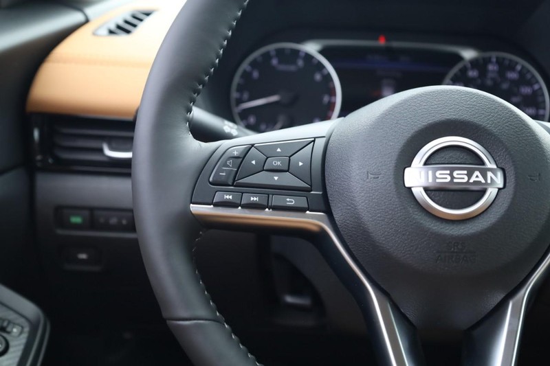 Nissan Sentra Vehicle Image 13