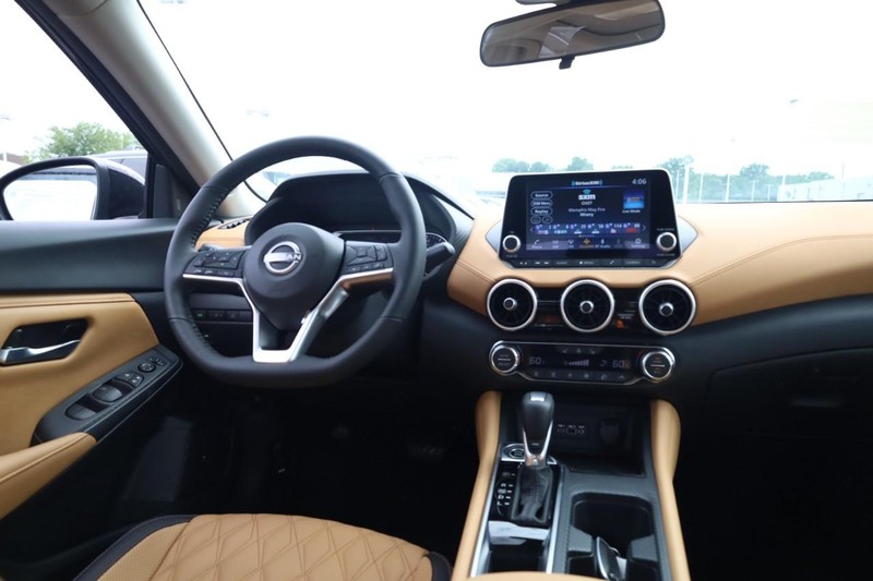 Nissan Sentra Vehicle Image 14