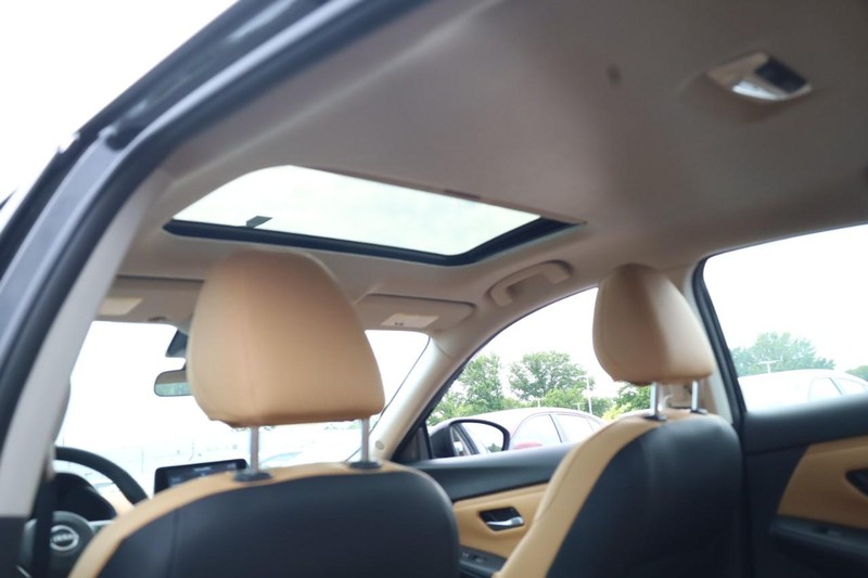 Nissan Sentra Vehicle Image 24