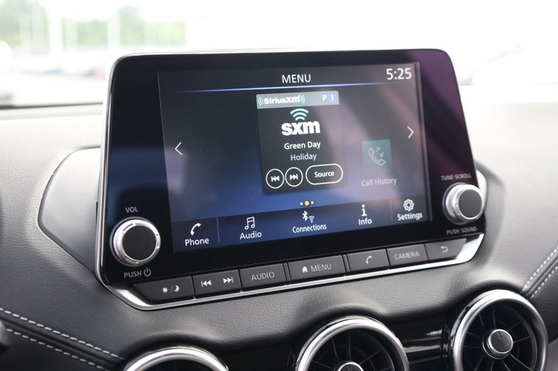 Nissan Sentra Vehicle Image 11