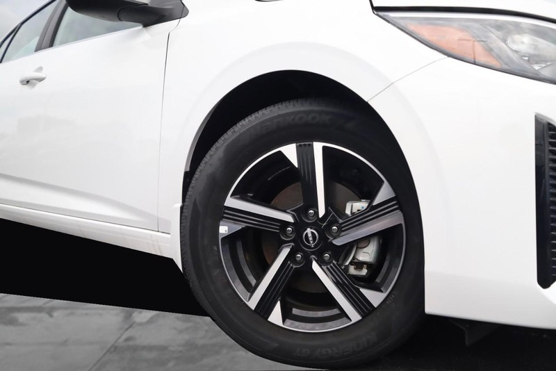 Nissan Sentra Vehicle Image 03