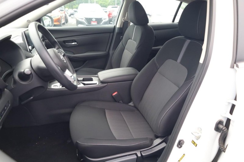 Nissan Sentra Vehicle Image 08