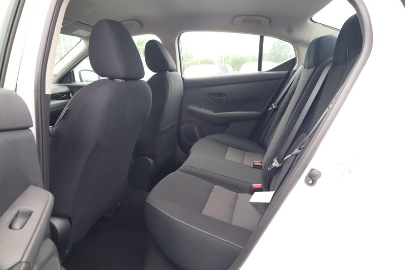 Nissan Sentra Vehicle Image 09