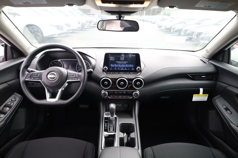 Nissan Sentra Vehicle Image 10