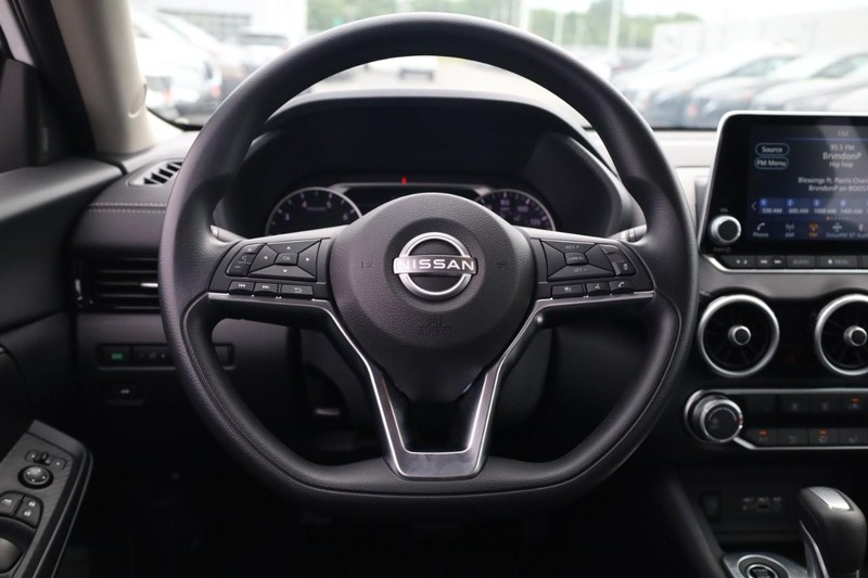 Nissan Sentra Vehicle Image 11
