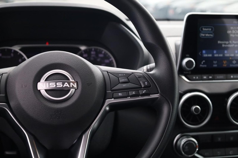 Nissan Sentra Vehicle Image 12