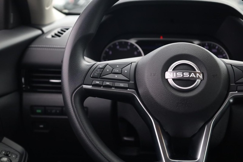 Nissan Sentra Vehicle Image 13