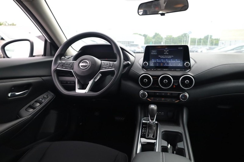 Nissan Sentra Vehicle Image 14