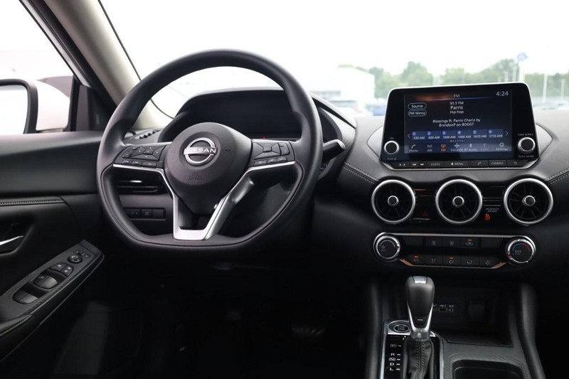 Nissan Sentra Vehicle Image 15
