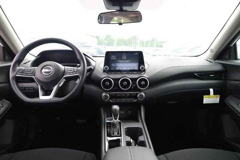 Nissan Sentra Vehicle Image 16