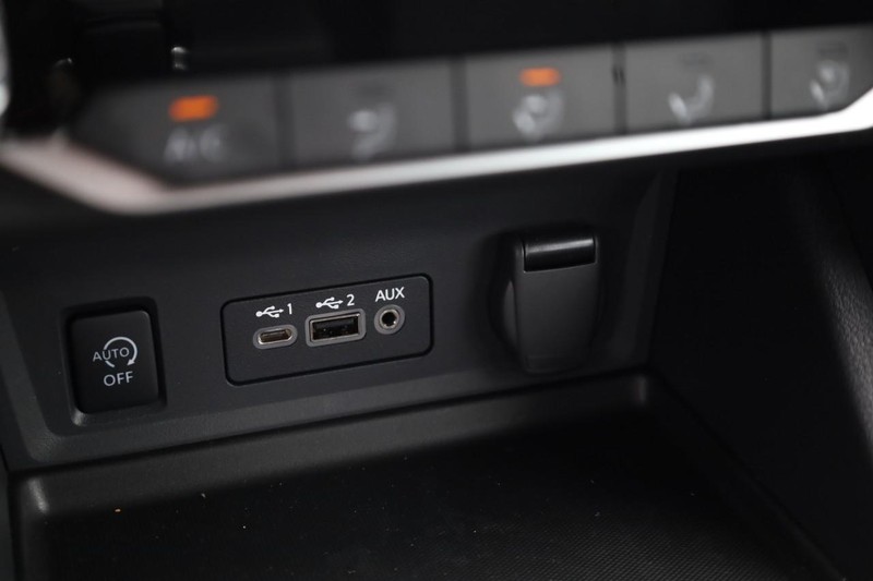 Nissan Sentra Vehicle Image 22