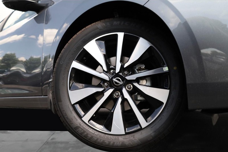 Nissan Sentra Vehicle Image 03
