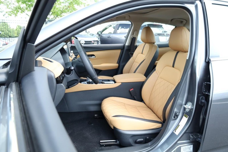 Nissan Sentra Vehicle Image 08
