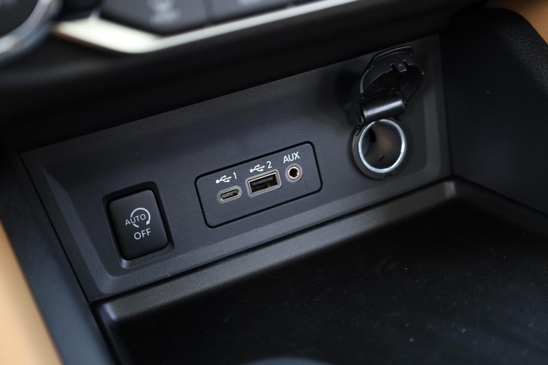 Nissan Sentra Vehicle Image 15