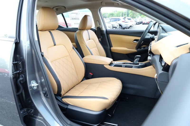 Nissan Sentra Vehicle Image 24
