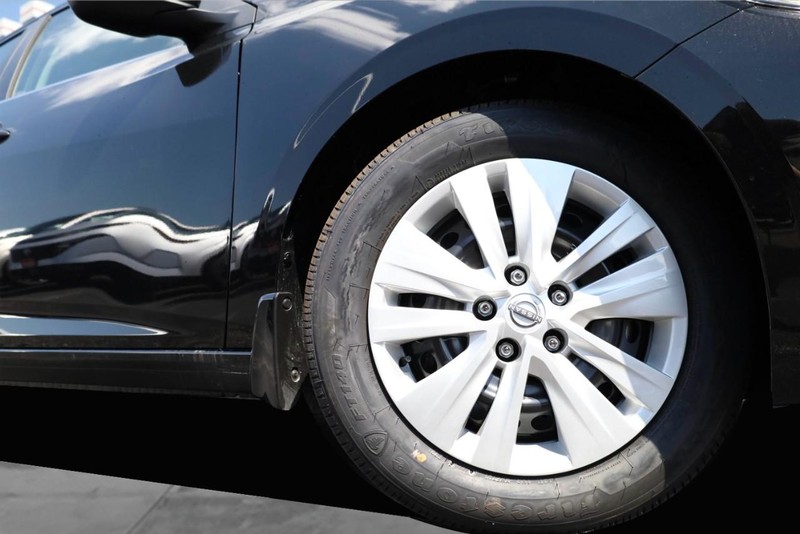 Nissan Sentra Vehicle Image 03