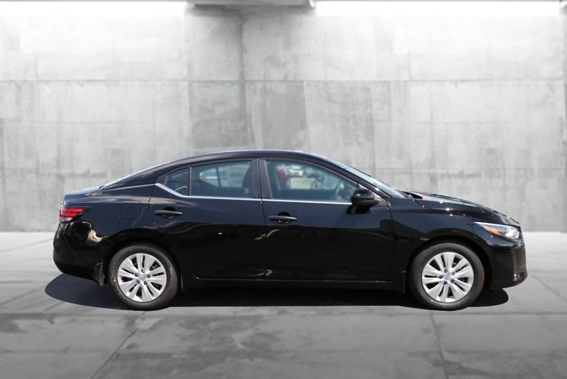 Nissan Sentra Vehicle Image 05