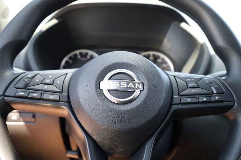 Nissan Sentra Vehicle Image 09