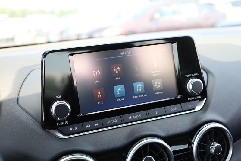 Nissan Sentra Vehicle Image 11