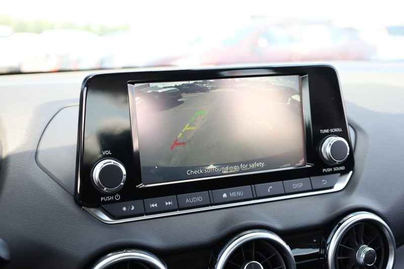Nissan Sentra Vehicle Image 12