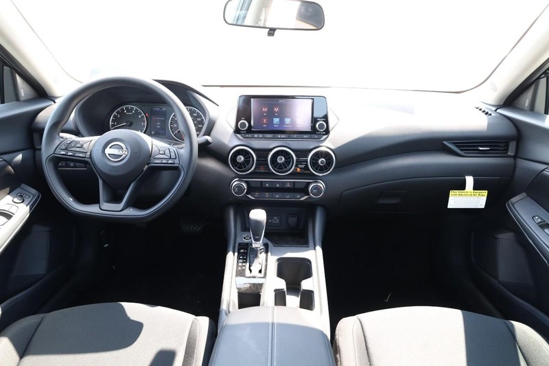 Nissan Sentra Vehicle Image 21