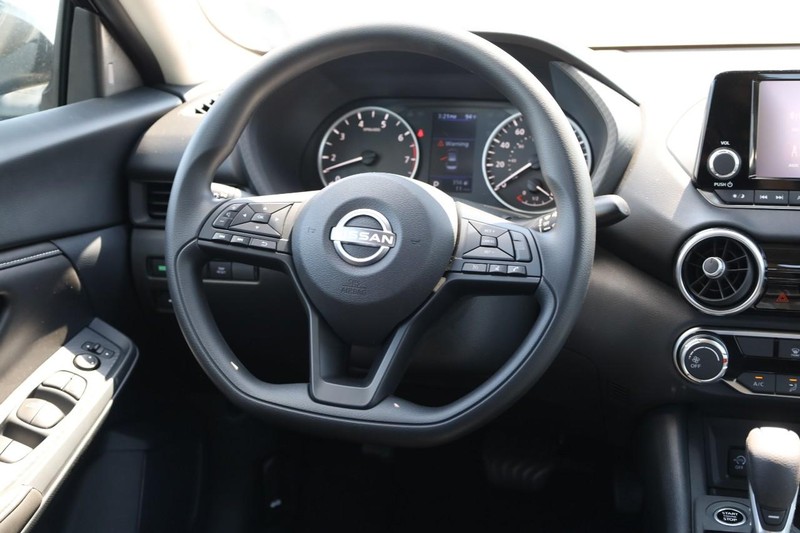 Nissan Sentra Vehicle Image 22