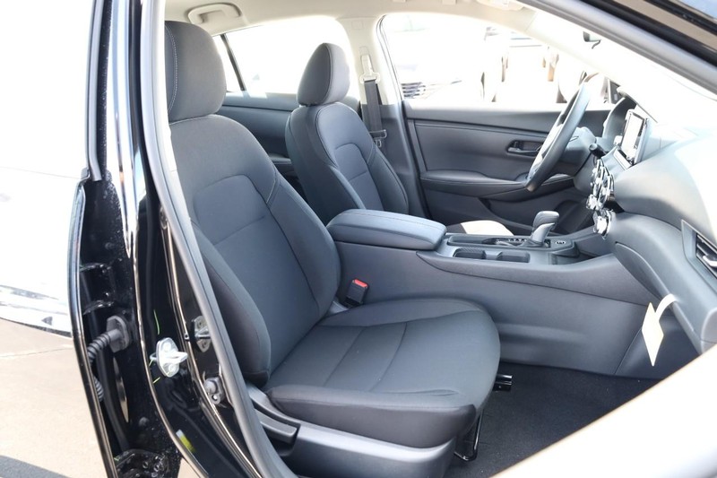 Nissan Sentra Vehicle Image 23