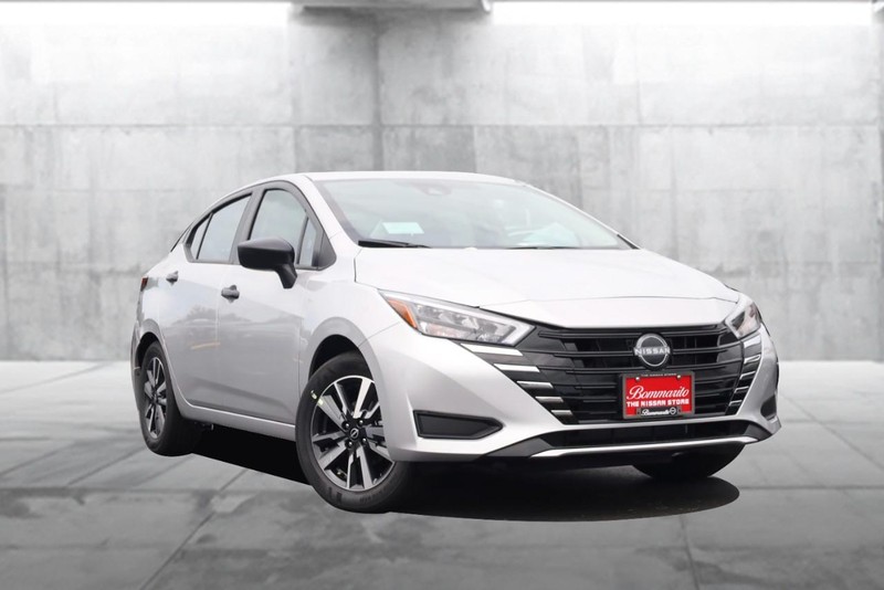 Nissan Versa Vehicle Image 02
