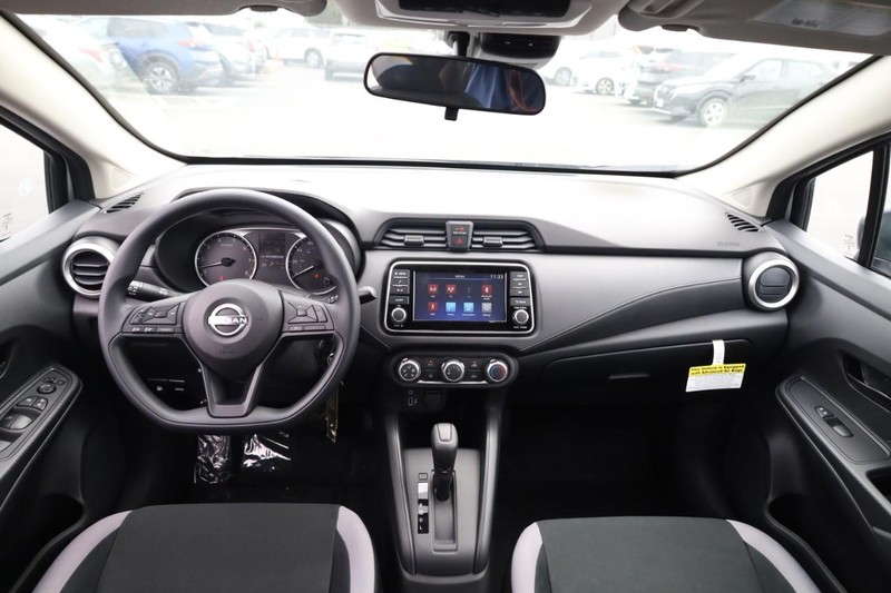 Nissan Versa Vehicle Image 09