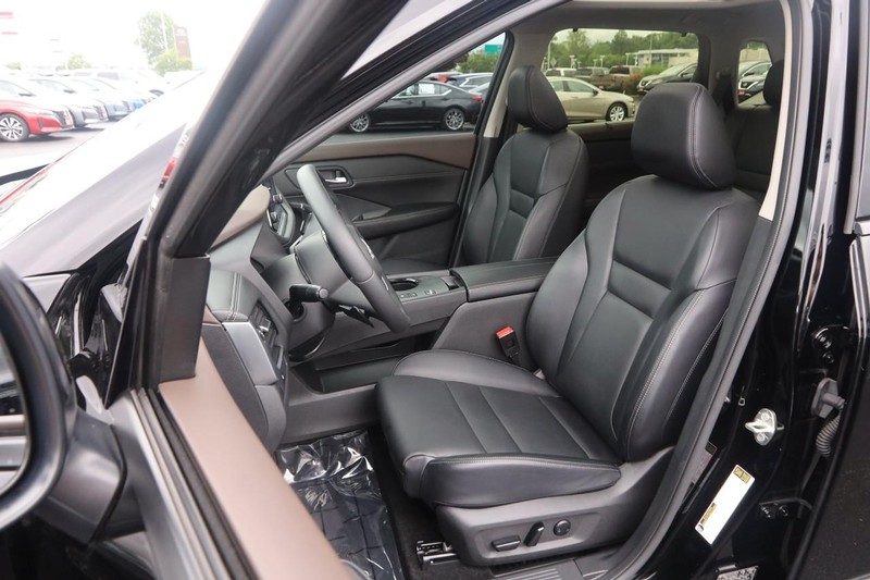 Nissan Rogue Vehicle Image 10