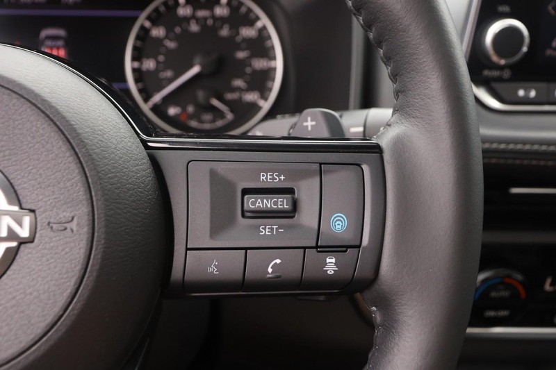 Nissan Rogue Vehicle Image 14