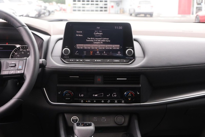 Nissan Rogue Vehicle Image 24