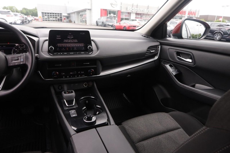 Nissan Rogue Vehicle Image 24