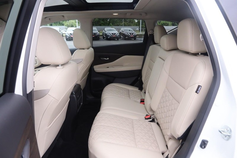 Nissan Murano Vehicle Image 11