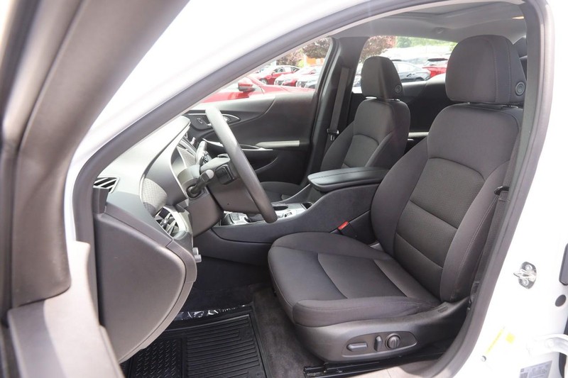Chevrolet Malibu Vehicle Image 09
