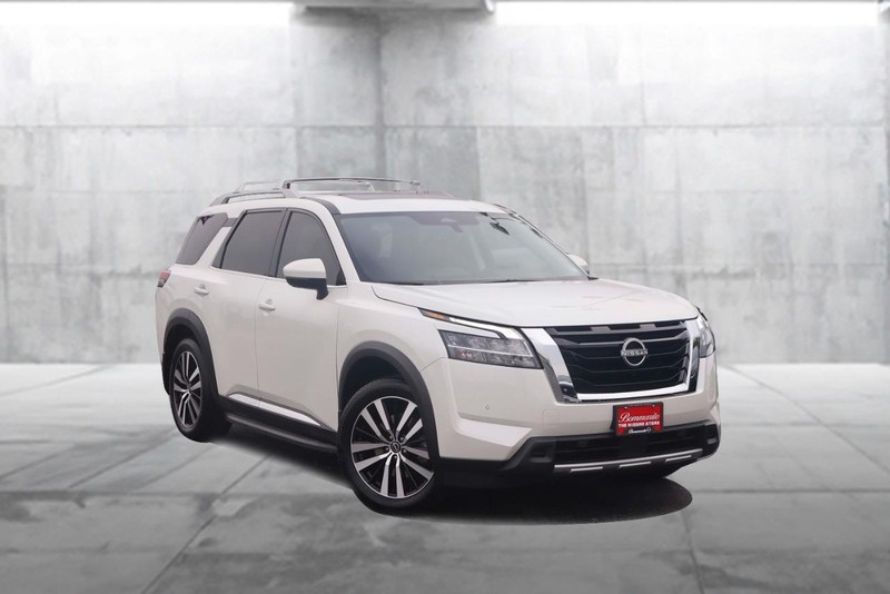 Nissan Pathfinder Vehicle Image 02