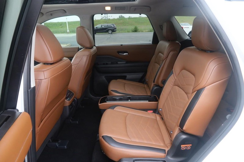 Nissan Pathfinder Vehicle Image 10