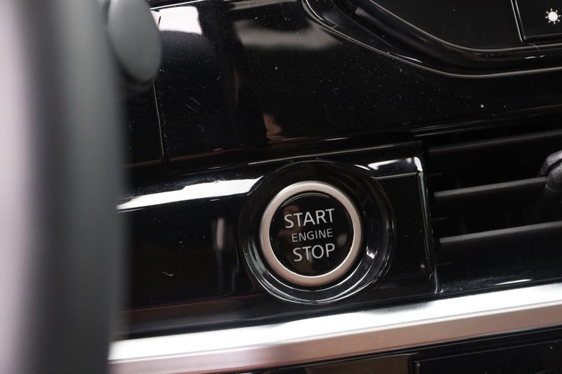 Nissan Pathfinder Vehicle Image 17