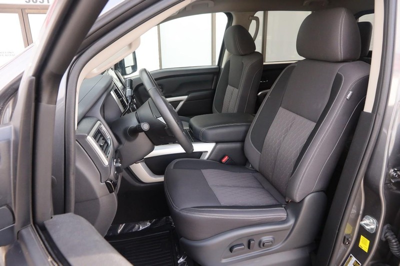 Nissan Titan Vehicle Image 08