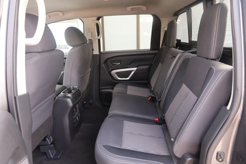 Nissan Titan Vehicle Image 09