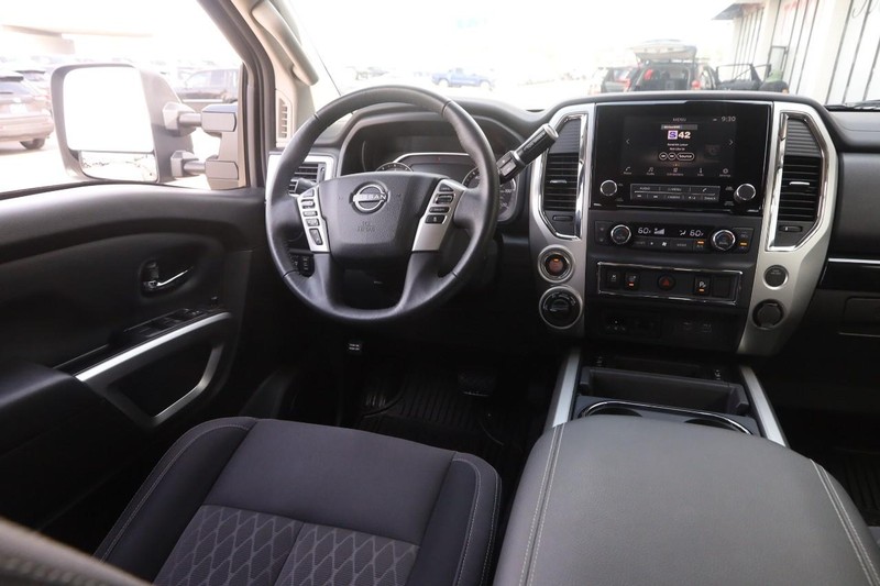 Nissan Titan Vehicle Image 21