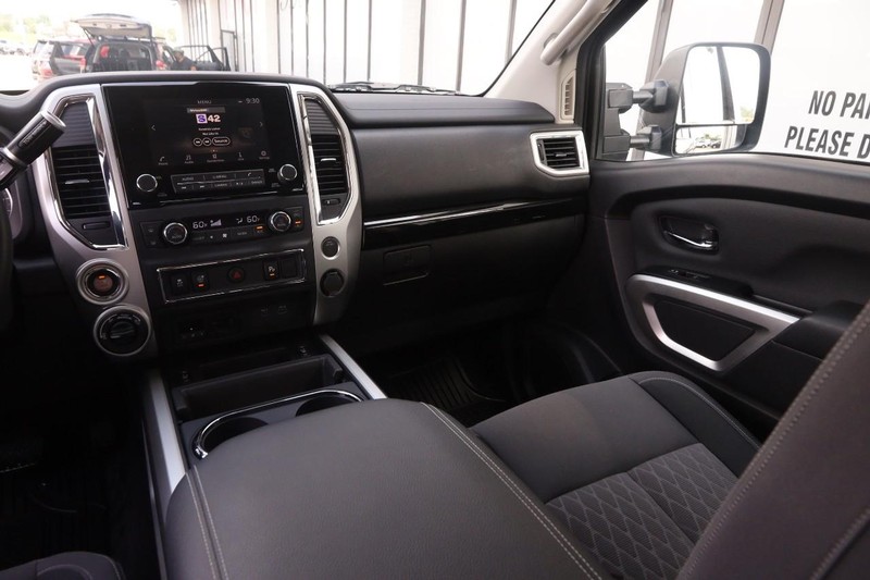Nissan Titan Vehicle Image 24
