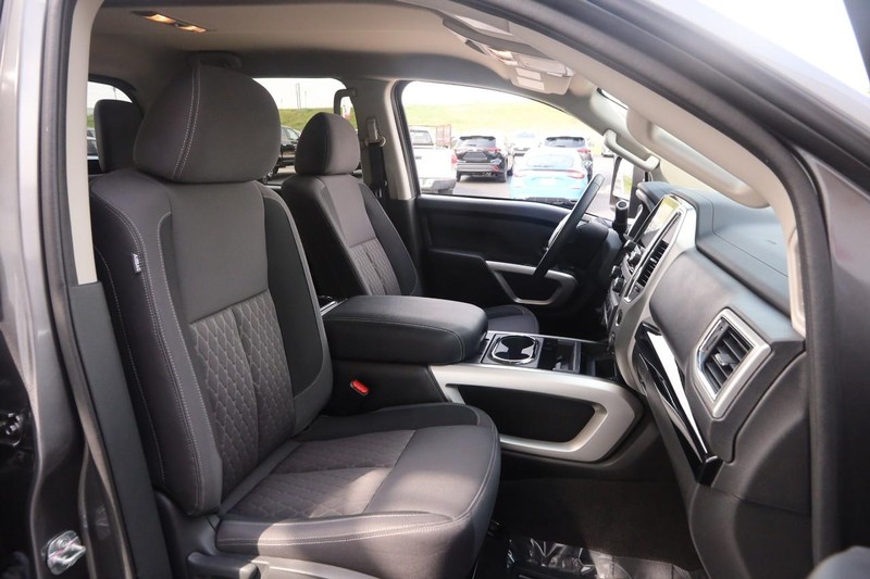 Nissan Titan Vehicle Image 25