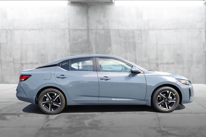 Nissan Sentra Vehicle Image 05