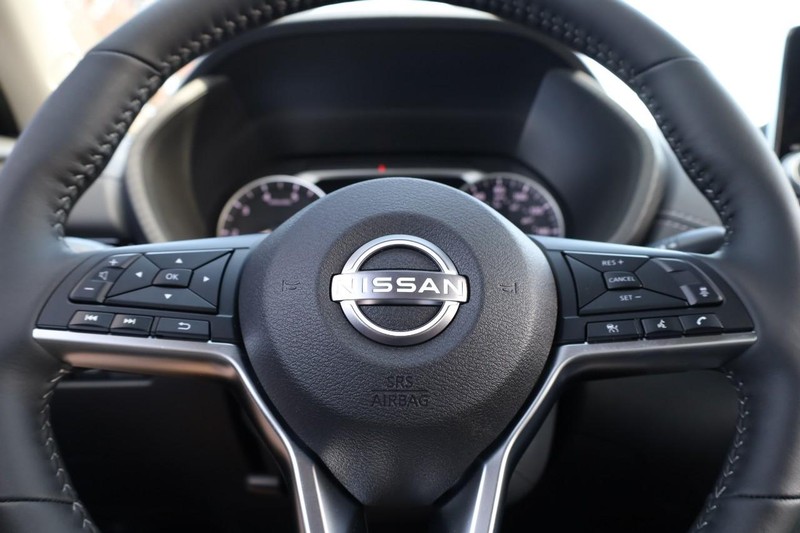Nissan Sentra Vehicle Image 09