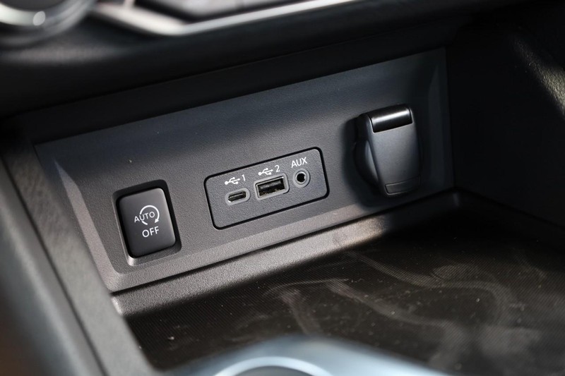 Nissan Sentra Vehicle Image 15