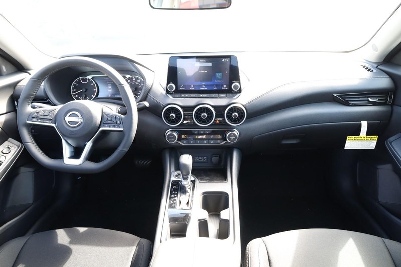 Nissan Sentra Vehicle Image 21