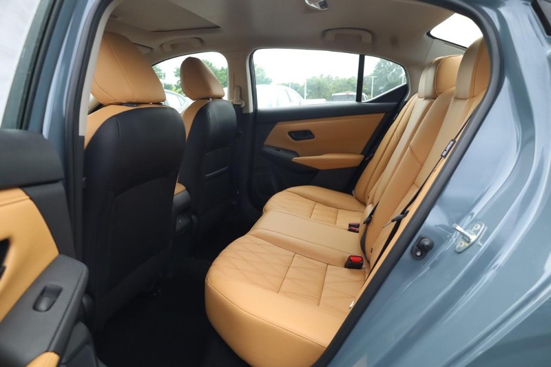 Nissan Sentra Vehicle Image 09